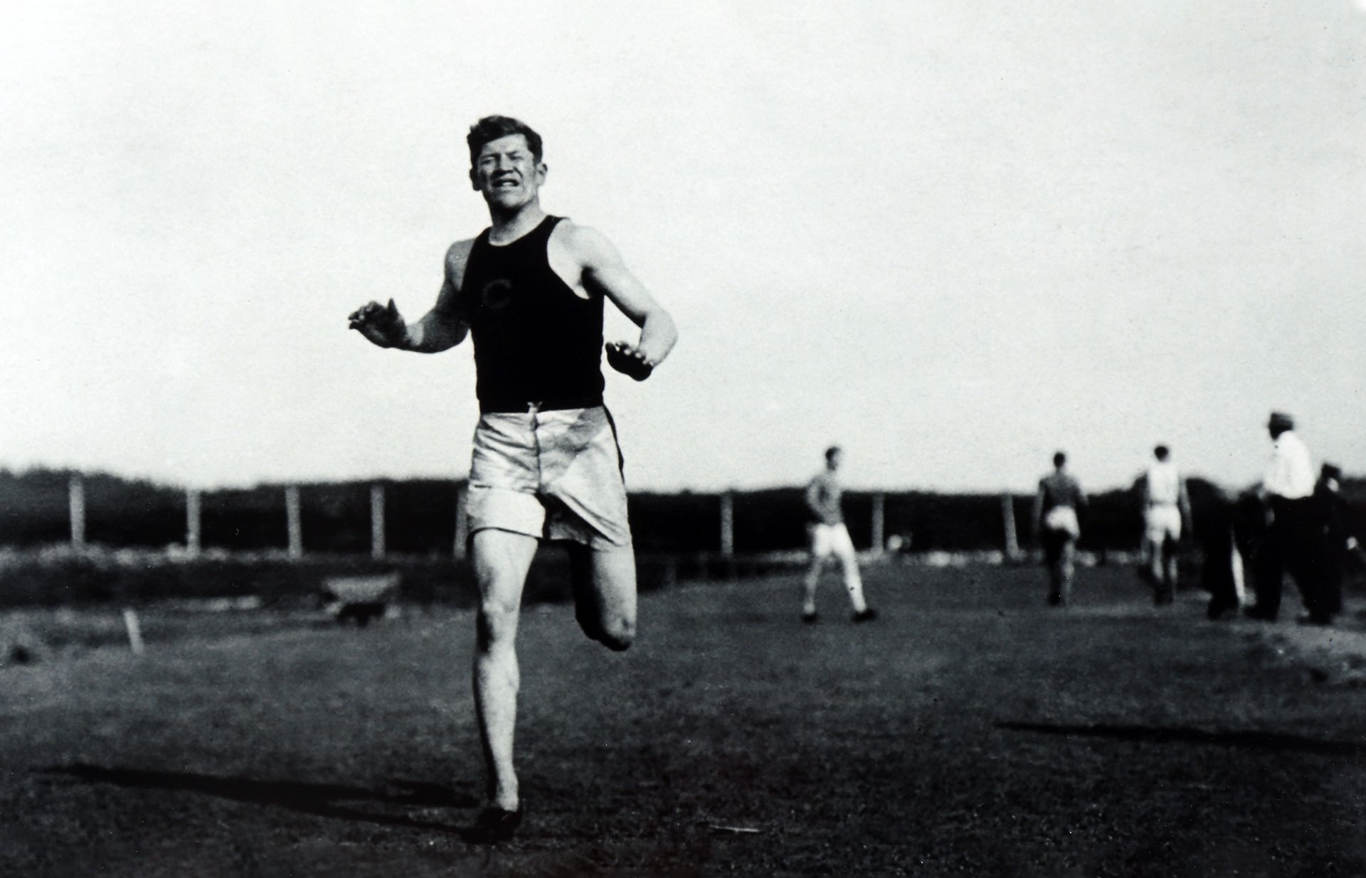 Photos Jim Thorpe [États-Unis], médaillé d'or olympique au décathlon lors des Jeux Olympiques à Stockholm, photographie anonyme, 1912.

