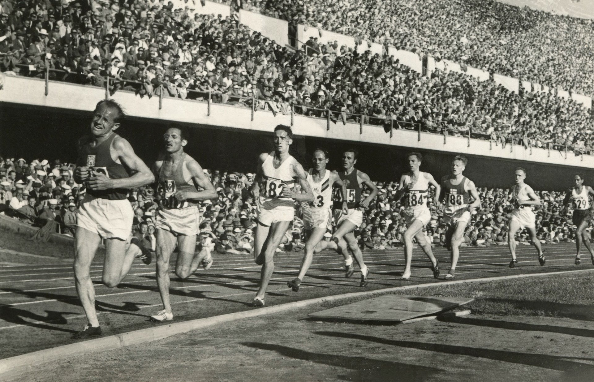 Photos Emil Zátopek [Tchécoslovaquie] en tête du 10.000 mètres, carte-photo, 1952.
