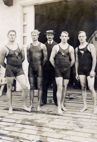 Le New York Athletic Club, l’équipe gagnante au relais en natation, photographie anonyme, 1904.
