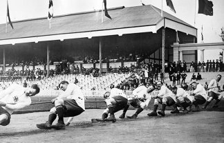 L’équipe anglaise vainqueure du tir à la corde, photographie de l’agence Rol, 1920.
