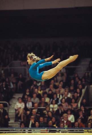 Olga Korbut [URSS] au concours de gymnastique, photographie de Tony Duffy, 1972.
