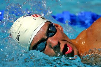 Michael Phelps [États-Unis] au 400 mètres quatre nages individuel, photographie de Donald Miralle, 2004.
