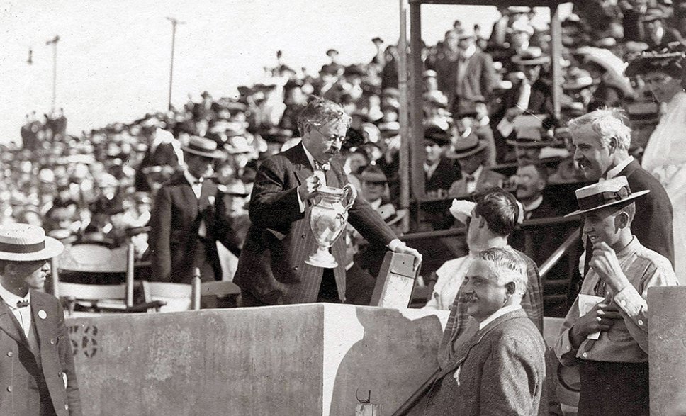 Photos Le directeur de l’exposition avec le sprinteur Archie Hahn [États-Unis], photographie anonyme, 1904.
