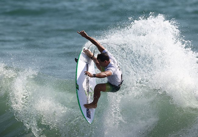 Photos Le surfeur Julian Wilson [Australie] lors de la manche 1 masculine aux Jeux Olympiques de Tokyo 2020, photographie de Ryan Pierse, 2021.
