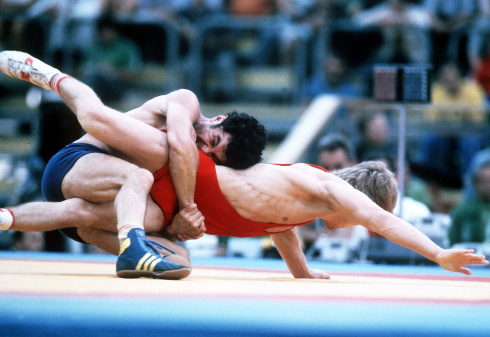Photos Match de lutte gréco-romaine. Josef Krysta [Tchécoslovaquie] contre Shamil Serikov [URSS], photographie, 1980.
