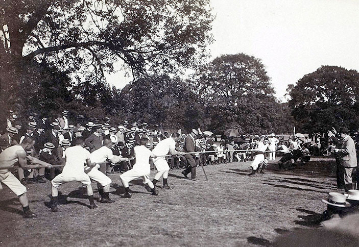 Photos Tir à la corde. La Suède contre le Racing Club de France, photographie anonyme, 1900.
