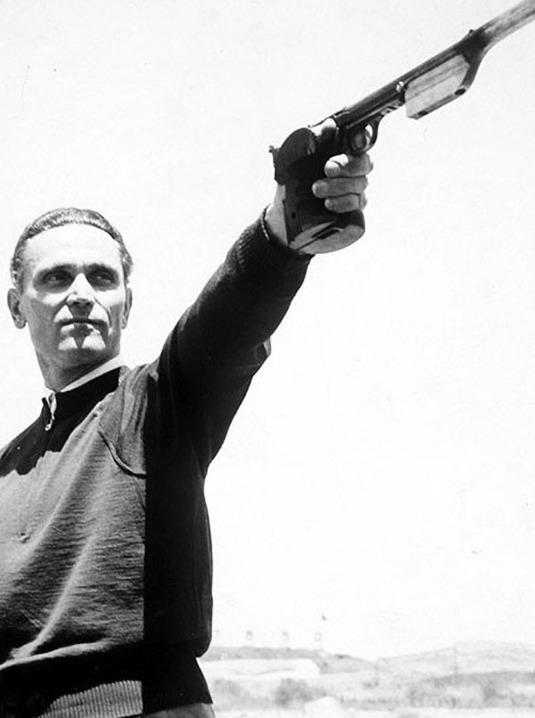 Photos Károly Takács [Hongrie]. Tir au pistolet, photographie de Bob Thomas, 1956.
