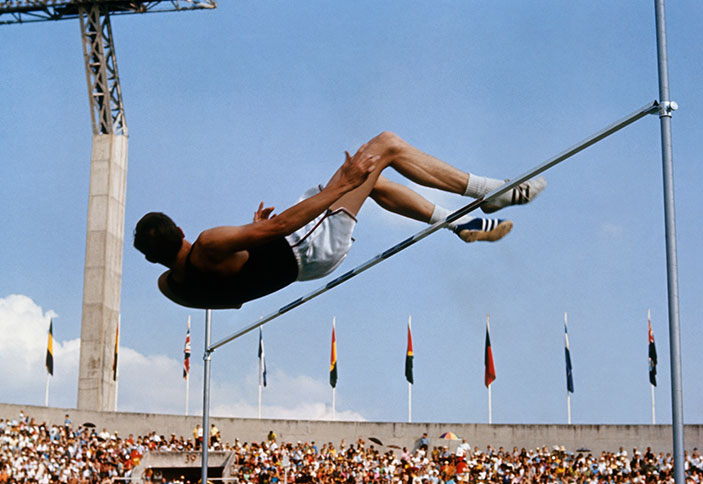 Photos Dick Fosbury [États-Unis] au saut en hauteur (saut en rouleau dorsal), photographie,[nbsp]1968.
