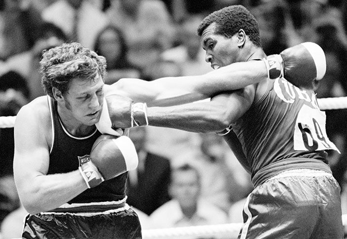 Photos Match de boxe catégorie mi-lourds. Quarts de final. Duane Bobick [États-Unis] face à Teofilo Stevenson [Cuba], futur champion olympique, photographie d’Ed Lacey, 1972.
