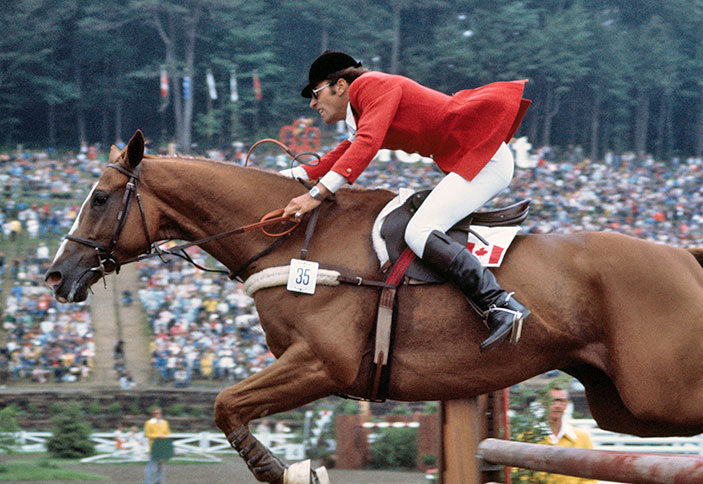 Photos Michel Vaillancourt&nbsp;[Canada]&nbsp;sur le point de gagner la médaille d’argent en épreuve individuelle de saut d’obstacles, photographie d’Ed Lacey, 1976.
