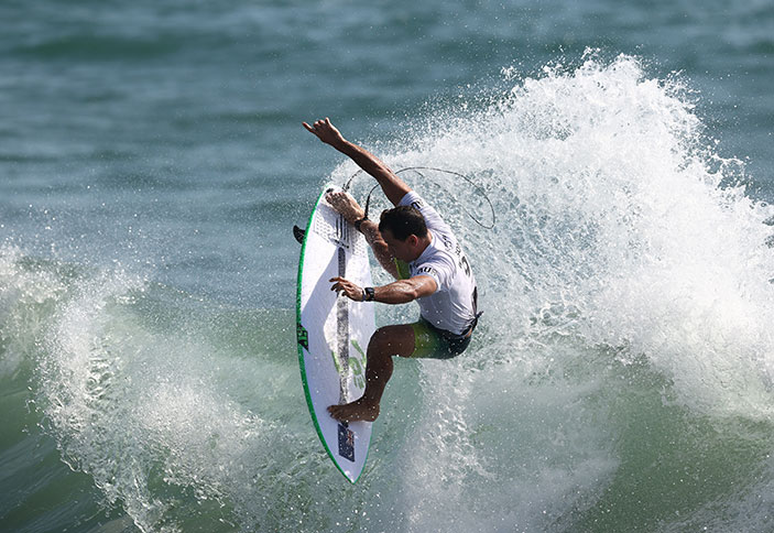 Photos Le surfeur Julian Wilson [Australie] lors de la manche 1 masculine aux Jeux Olympiques de Tokyo 2020, photographie de Ryan Pierse, 2021.
