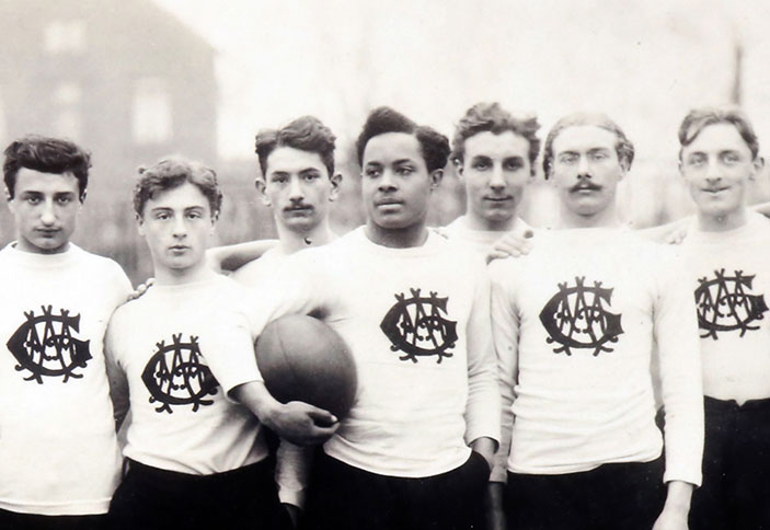 Photos Constantin Henriquez [avec le ballon]. Équipe de rugby du lycée Albert-le-Grand, photographie anonyme, 1900.

