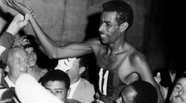 Abebe Bikila, premier Africain médaille d’or de l’histoire aux jeux de Rome 1960. © Keystone-France/Gamma-Keystone via Getty Images