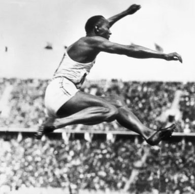 L’Américain Jesse Owens remporte l’épreuve de saut en longueur au JO de Berlin en 1936.  BETTMANN ARCHIVE