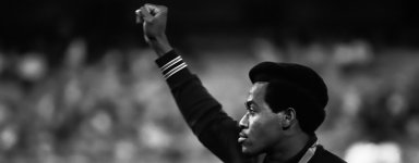 Jeux Olympiques de Mexico City, Mexique, 1968. Les athlètes américains manifestent contre la discrimination raciale en levant leur poing fermé. Ici Lee Evans, vainqueur du 400 mètres en 43,86 secondes. © Raymond Depardon/Magnum Photos