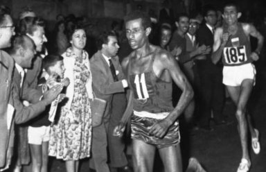 « Les JO racontent l’histoire » Rome, 1960. Bikila remporte le marathon