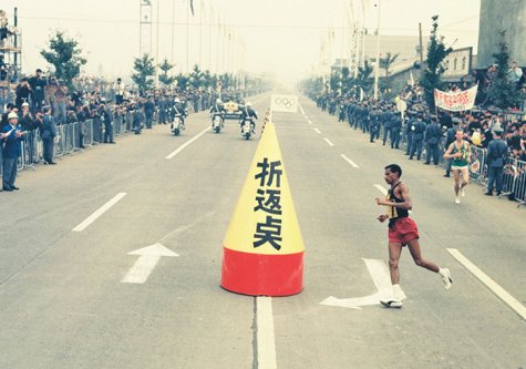 Photos Abebe Bikila [Éthiopie] court le marathon dans les rues de Tokyo, photographie, 1964.
