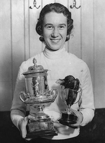 Photos L’escrimeuse Judy Guinness [Grande-Bretagne] avec la coupe Debrez à l’Académie d’escrime Bertrand à Londres, photographie, 1932.
