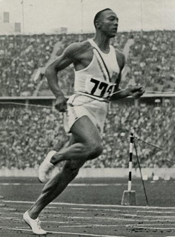 Photos Jesse Owens [États-Unis] lors de l’épreuve du 200 mètres, photographie, 1936.
