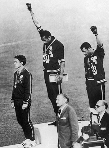 Photos Peter Norman [Australie], Tommie Smith et John[nbsp]Carlos [États-Unis] sur le podium olympique du 200[nbsp]mètres, photographie,[nbsp]1968.

