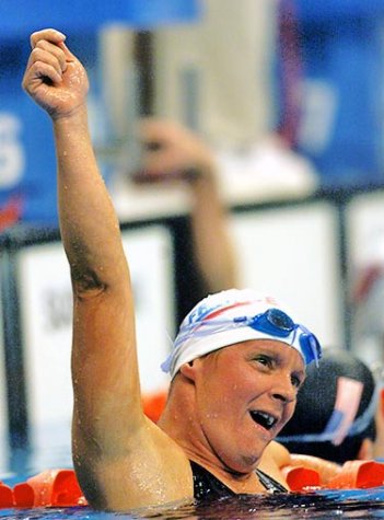 Photos Béatrice Hess [France] après sa victoire au 200 mètres quatre nages individuel, photographie de[nbsp]Nick[nbsp]Wilson,[nbsp]1984.
