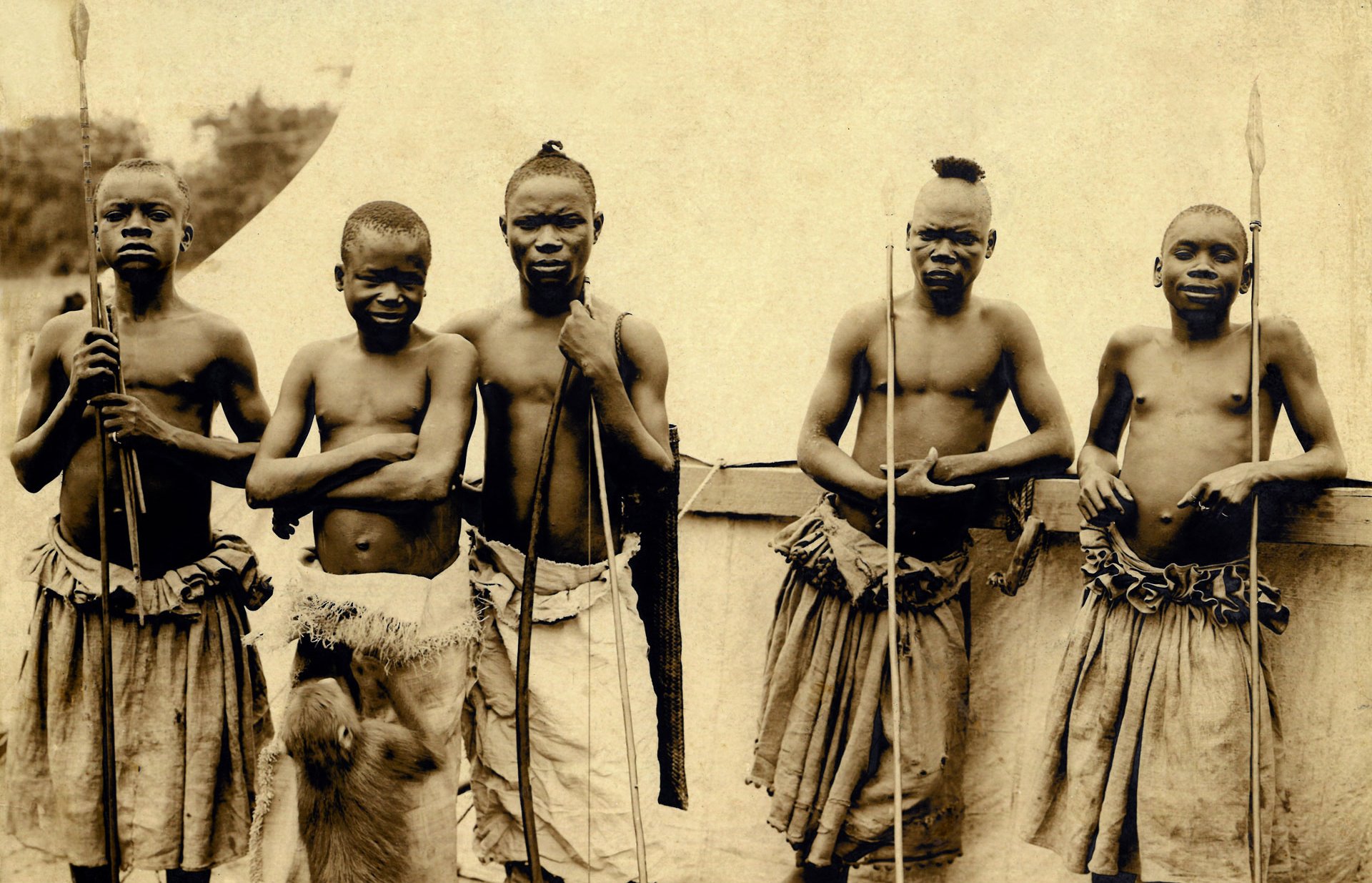 Photos Ota Benga [le second en partant de la gauche] et les pygmées du Congo. Exposition de Saint-Louis, photographie anonyme, 1904.

