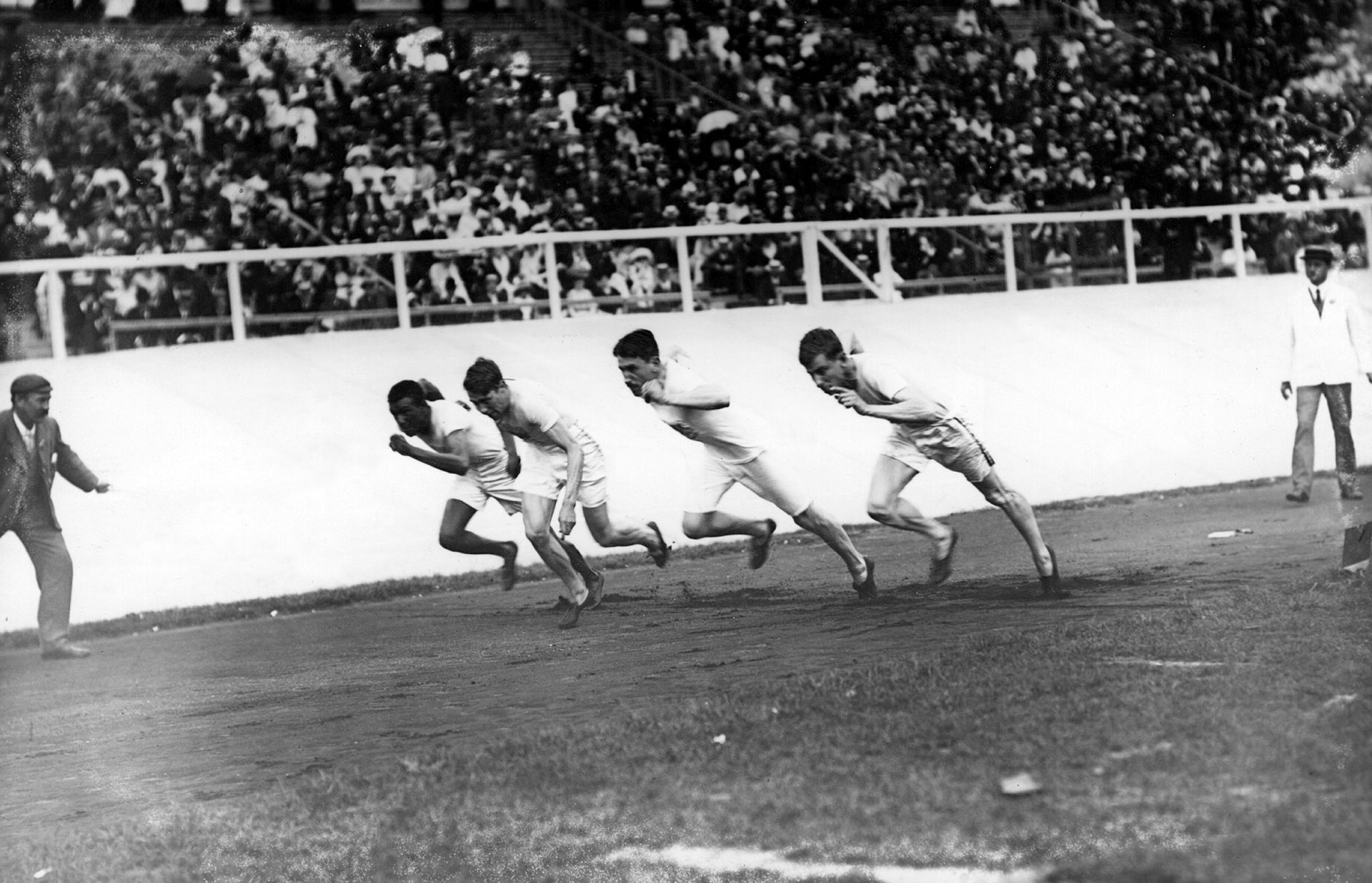 Photos William Robbins, John Taylor, John Carpenter [États-Unis] et Wyndham Halswelle [Grande-Bretagne] au départ du 400 mètres, photographie de presse, 1908.
