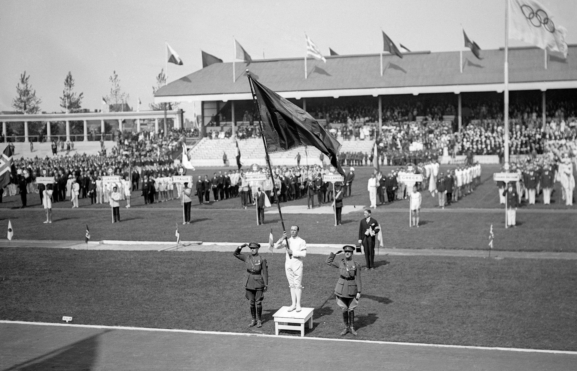 Photos Victor Boin [Belgique] prononçant le serment olympique, photographie de presse, 1920.
