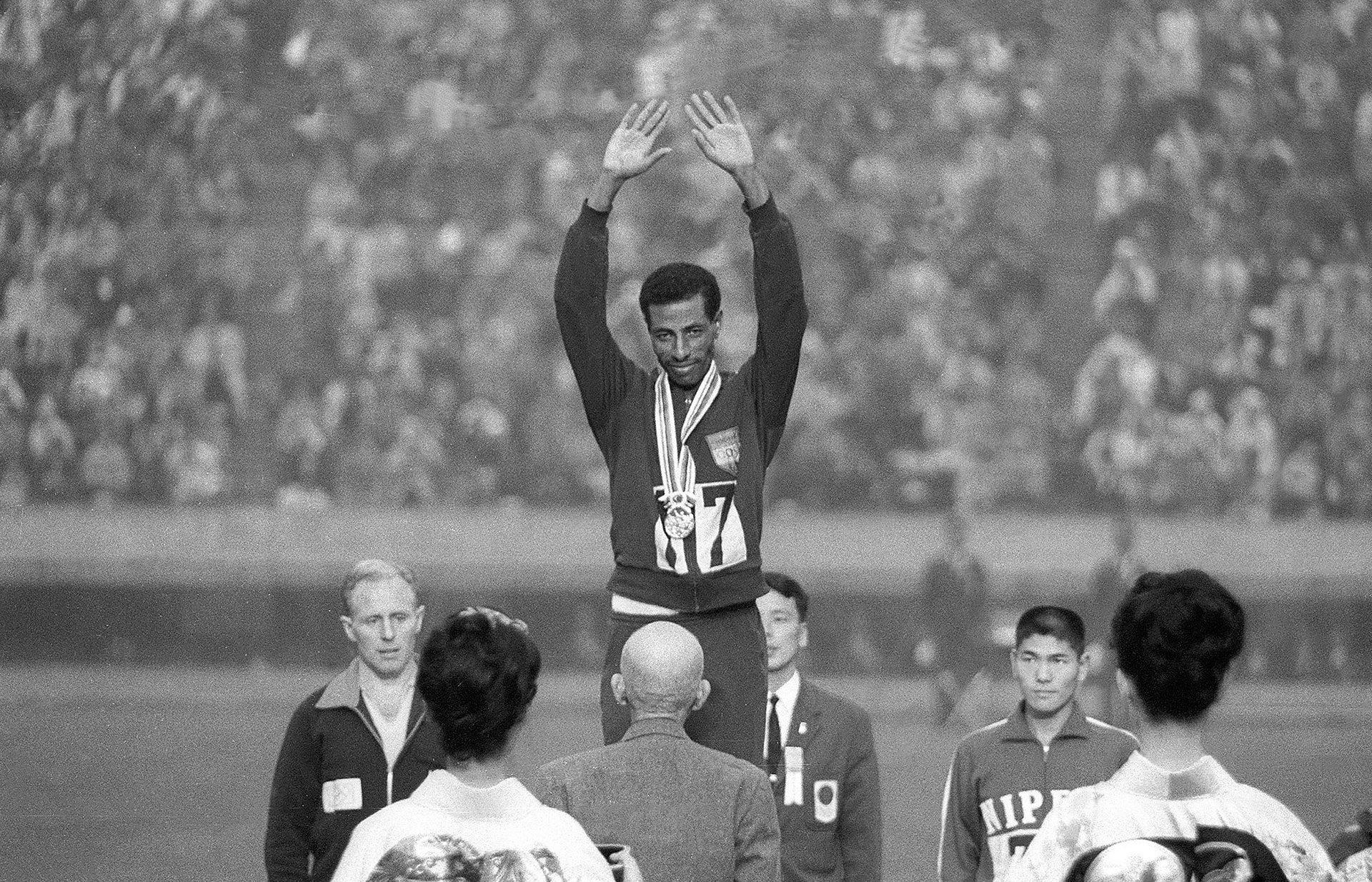Photos Abebe Bikila [Éthiopie], médaillé d’or du marathon masculin, photographie, 1964.
