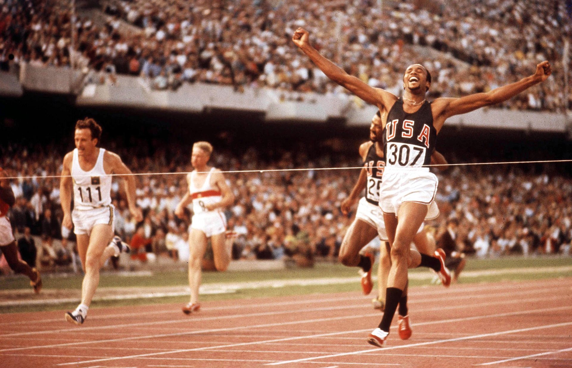 Photos Tommie Smith [États-Unis] vainqueur du 200 mètres, photographie, 1968.
