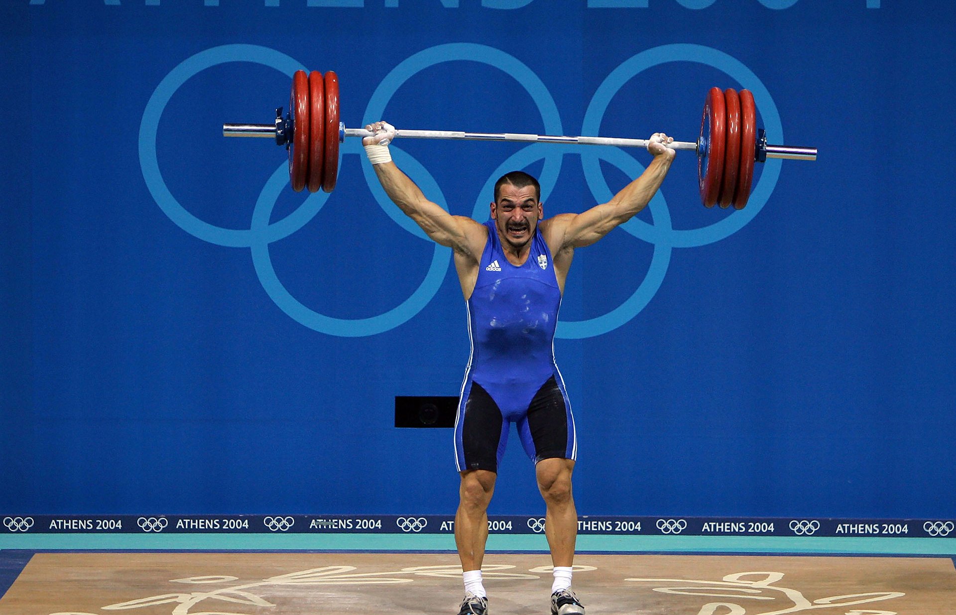 Photos Pýrros Dímas [Grèce] au concours d’haltérophilie dans la catégorie des 85 kg, photographie d’Al Bello, 2004.
