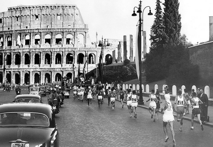 L’épreuve du marathon dans les rues de Rome, photographie, 1960.