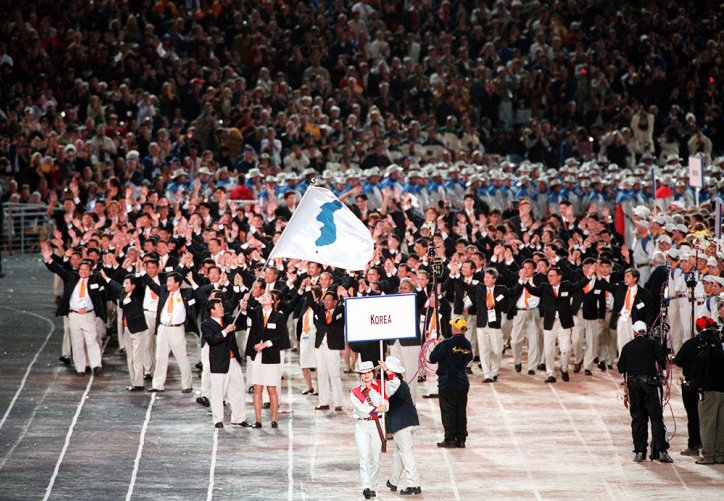 Les Corée du Nord et du Sud défilant unies à la cérémonie d’ouverture, photographie, 2000.