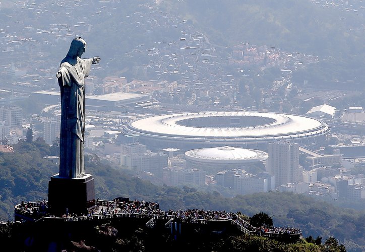 Vue du stade Olympique Maracana et du Corcovado, photographie de Buda Mendes, 2016.