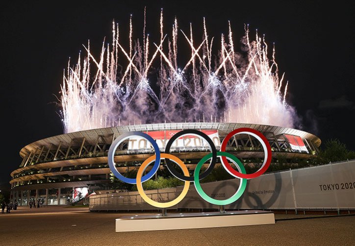 Les anneaux olympiques à l'extérieur du stade lors de la cérémonie d'ouverture de Tokyo 2020, photographie de Lintao Zhang, 2021.