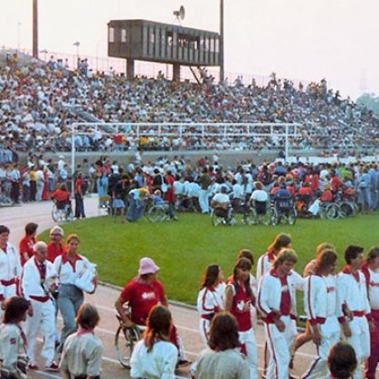 Défilé des athlètes paralympiques à l'hippodrome Woodbine à Toronto, photographie, 1976.