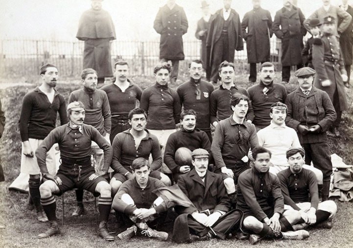 Photos Constantin Henriquez [assis devant à droite]. Équipe de rugby du Stade français, photographie[nbsp]anonyme, 1900.
