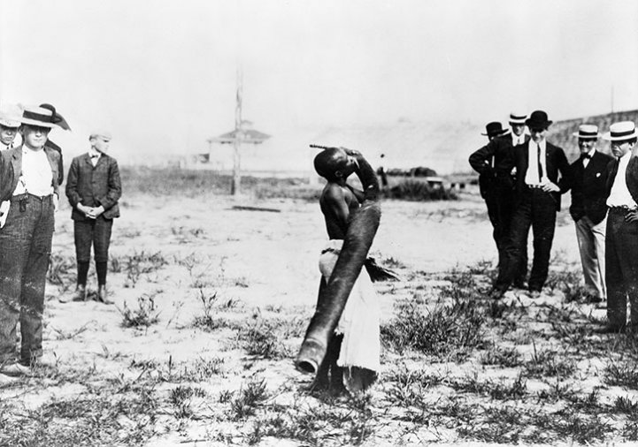 Photos Ota Benga jouant de la trompe traversière. Exposition de Saint-Louis, photographie anonyme, 1904.
