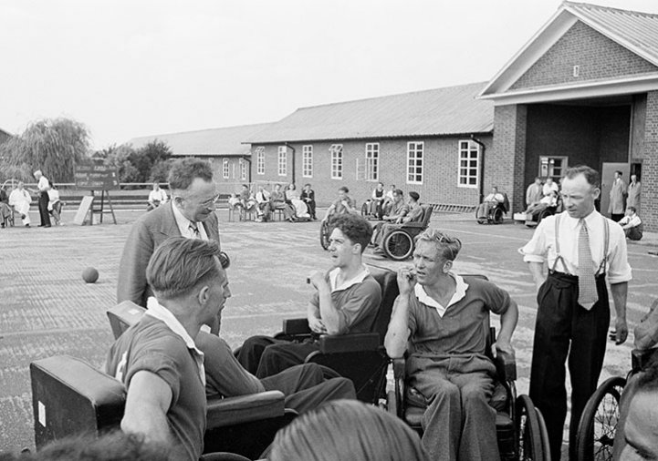 Photos Ludwig Guttmann à l’hôpital de Stoke Mandeville, photographie de Raymond Kleboe, 1948.
