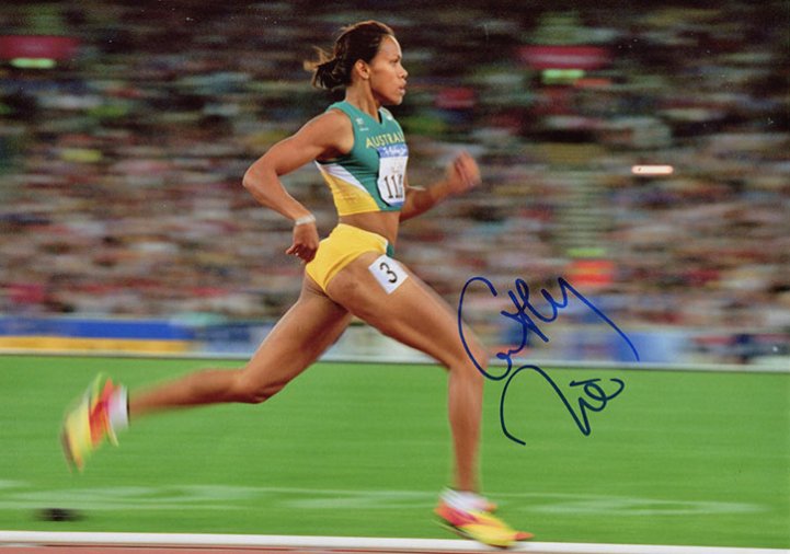 Photos Cathy Freeman [Australie] médaillée d’or au 400 mètres, photographie dédicacée, 2000.

