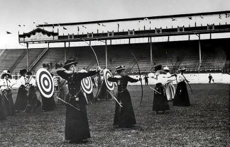 Tir à l’arc féminin, photographie anonyme,[nbsp]1908.
