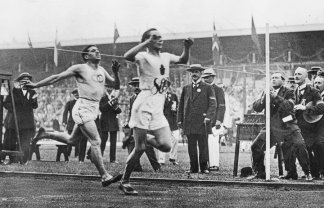 Hannes Kölehmainen [Finlande] bat Jean Bouin [France] en finale du 5.000 mètres, photographie anonyme, 1912.
