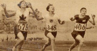 Course du 100 mètres féminin. Myrtle Cook [Canada], Betster Horst [Pays-Bas] et Norma[nbsp]Wilson [Nouvelle-Zélande], photographie,[nbsp]1928.
