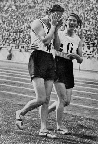 Käthe Krauss [Allemagne] en pleurs après[nbsp]sa[nbsp]défaite au relais 4x100 mètres, photographie, 1936.
