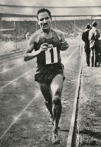 Alain Mimoun [France], champion olympique du marathon, photographie, 1956.
