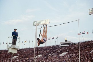 Athlète au saut à la perche, photographie de John Dominis, 1964.

