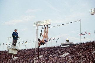 Athlète au saut à la perche, photographie de John Dominis, 1964.
