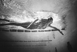 Debbie Meyer [États-Unis] au 400 mètres nage libre, photographie de Michael Rougier, 1968.

