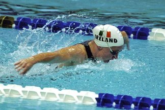 Michelle Smith [Irlande] sur le point de gagner au 400 mètres papillon, photographie de Michael Cooper, 1996.
