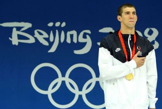 Michael Phelps [États-Unis] médaillé d’or au[nbsp]400 mètres quatre nages, photographie d’Al[nbsp]Bello, 2008.
